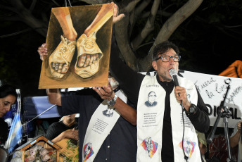 Buenos Aires, Argentina.- En las fotos tomadas el 29 de marzo del 2023, el padre Paco Olivera (foto), dio una misa multitudinaria frente al palacio de Tribunales para denunciar la "proscripción" de la vicepresidenta, Cristina Fernández. Olivera, de 58 años, junto con activistas por los derechos humanos y veteranos de la guerra de Malvinas llevan cinco días en huelga de hambre como una forma de cargar contra el máximo tribunal del país.