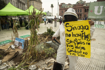 Buenos Aires, Argentina.- In the photos taken on March 29, 2023, peasant workers and agricultural producers held a protest in Plaza de Mayo demanding "concrete measures" to face the effects produced by the drought that affects a large part of the country The high temperatures and the lack of rainfall are causing the wheat, barley, soybean, corn and sunflower crops in Argentina to be threatened in their production, which would translate into a negative impact of 1.8% of the Gross Domestic Product ( GDP) of the country, according to a report by the Management of Economic Studies of the Grain Exchange of Argentina.