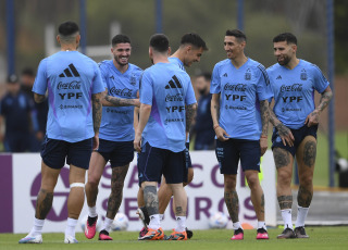 Buenos Aires, Argentina.- En las fotos tomadas el 21 de marzo del 2023, la Selección Argentina realizó su primer entrenamiento, en el predio de la AFA en Ezeiza de cara a los amistosos frente a Panamá y Curazao. El técnico Lionel Scaloni, sumó al ensayo a Claudio Echeverri, promesa de River Plate que defenderá a la Selección Sub 17 en el Sudamericano de la categoría.