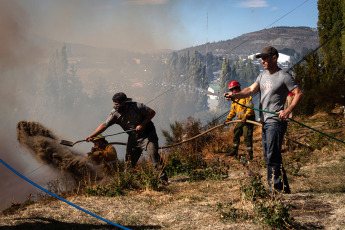 Bariloche, Argentina.- In the photos taken on March 27, 2023, authorities fight a forest fire in the Ñireco fence in the eastern part of Bariloche. The provinces of Buenos Aires, Corrientes and Neuquén registered this Tuesday active forest fires, while the other igneous sources detected in Entre Ríos, Chubut, Tierra del Fuego and Río Negro are contained or controlled, reported the National Fire Management Service (SNMF).