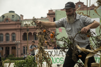 Buenos Aires, Argentina.- En las fotos tomadas el 29 de marzo del 2023, trabajadores campesinos y productores agropecuarios realizaron una protesta en Plaza de Mayo en reclamo de "medidas concretas" para hacer frente a los efectos producidos por la sequía que afecta a gran parte del país. Las altas temperaturas y la ausencia de precipitaciones están haciendo que los cultivos de trigo, cebada, soja, maíz y girasol de Argentina se vean amenazados en su producción, lo que se traduciría en un impacto negativo del 1,8 