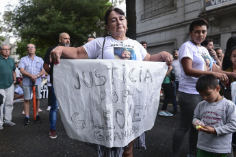 Rosario, Argentina.- En las fotos tomadas el 29 de marzo del 2023, representantes religiosos, organizaciones políticas, sociales y gremiales marcharon para reclamar, una vez más, medidas contra la inseguridad que atraviesa Rosario. Este año se registraron en el Gran Rosario 77 crímenes. El año pasado se contabilizaron 288, el máximo número alcanzado en la historia, con una tasa que cuadruplica la media nacional.