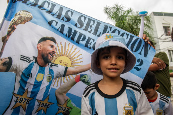 Santiago del Estero, Argentina.- In the photos taken on March 27, 2023, people wait to receive the Argentine National Team in the streets of Santiago del Estero. After the tribute to the champions at the Conmebol headquarters in Luque, Paraguay, the Albiceleste players arrived in Santiago del Estero in advance of the friendly against Curaçao, which will take place from 8:30 p.m. (local time) this Tuesday in the Unique Mother of Cities Stadium.