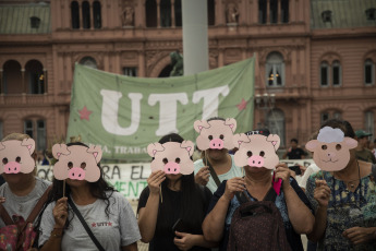 Buenos Aires, Argentina.- En las fotos tomadas el 29 de marzo del 2023, trabajadores campesinos y productores agropecuarios realizaron una protesta en Plaza de Mayo en reclamo de "medidas concretas" para hacer frente a los efectos producidos por la sequía que afecta a gran parte del país. Las altas temperaturas y la ausencia de precipitaciones están haciendo que los cultivos de trigo, cebada, soja, maíz y girasol de Argentina se vean amenazados en su producción, lo que se traduciría en un impacto negativo del 1,8 