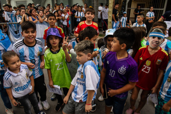 Santiago del Estero, Argentina.- In the photos taken on March 27, 2023, people wait to receive the Argentine National Team in the streets of Santiago del Estero. After the tribute to the champions at the Conmebol headquarters in Luque, Paraguay, the Albiceleste players arrived in Santiago del Estero in advance of the friendly against Curaçao, which will take place from 8:30 p.m. (local time) this Tuesday in the Unique Mother of Cities Stadium.