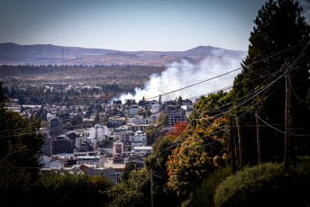 Bariloche, Argentina.- En las fotos tomadas el 27 de marzo del 2023, autoridades combaten un incendio forestal en la barda del Ñireco en la zona este de Bariloche. Las provincias de Buenos Aires, Corrientes y Neuquén registran este martes incendios forestales activos, mientras que los demás focos ígneos detectados en Entre Ríos, Chubut, Tierra del Fuego y Río Negro están contenidos o controlados, informó el Servicio Nacional de Manejo del Fuego (SNMF).