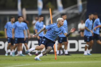 Buenos Aires, Argentina.- In the photos taken on March 21, 2023, the Argentine National Team held its first training session, at the AFA stadium in Ezeiza ahead of the friendlies against Panama and Curaçao. Coach Lionel Scaloni added Claudio Echeverri, a promise from River Plate who will defend the Under 17 National Team in the South American category, to the rehearsal.