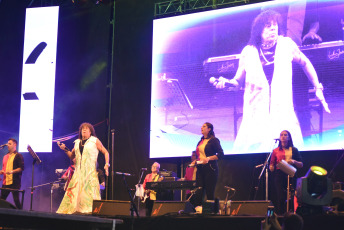 Paraná, Argentina.- En las fotos tomadas el 5 de marzo del 2023, las personas asisten a la Fiesta Nacional del Mate en la Plaza de las Colectividades de la ciudad de Paraná, Argentina. La 33° Fiesta Nacional del Mate, contó con la presentación de artistas locales y nacionales como el grupo Ahyre y la Mona Jiménez.