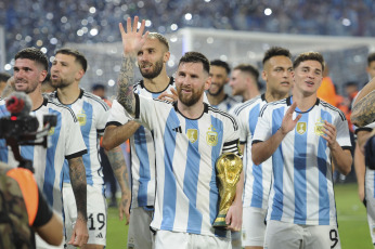 Santiago del Estero, Argentina.- In the photos taken on March 28, 2023, after the match between the Argentine National Team and Curaçao in Santiago del Estero, Messi together with the Argentine National Team lifted the World Cup and celebrated with the fans in a International friendly to a full stadium.