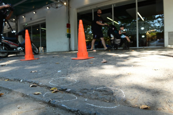 Rosario, Argentina.- En las fotos tomadas el 2 de marzo del 2023, miembros de la policía realizan las respectivas investigaciones tras el ataque contra un comercio propiedad de la familia de Antonela Rocuzzo, esposa de Lionel Messi, así como amenazas de muerte al futbolista. El presidente de Argentina, Alberto Fernández, ha reconocido problemas de seguridad "muy serios" en la ciudad de Rosario, e hizo un llamamiento a "hacer algo por los santafesinos y los rosarinos" porque "son argentinos".