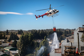 Bariloche, Argentina.- In the photos taken on March 27, 2023, authorities fight a forest fire in the Ñireco fence in the eastern part of Bariloche. The provinces of Buenos Aires, Corrientes and Neuquén registered this Tuesday active forest fires, while the other igneous sources detected in Entre Ríos, Chubut, Tierra del Fuego and Río Negro are contained or controlled, reported the National Fire Management Service (SNMF).