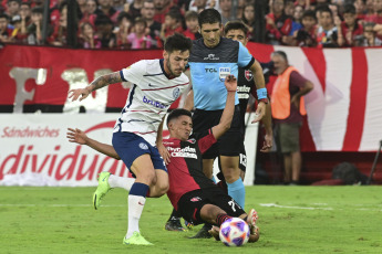 Rosario, Argentina.- En las fotos tomadas el 20 de marzo del 2023, durante el partido entre San Lorenzo y Newell’s en el Estadio Marcelo Bielsa en un partido válido por la octava fecha de la Liga Profesional Argentina. San Lorenzo dejó el liderazgo en el torneo al perder en Rosario frente al local Newell's por 1-0. El conjunto 'rojinegro' se quedó con los tres puntos a partir de la conquista obtenida por el atacante paraguayo Jorge Recalde, a los 32 minutos de la segunda etapa.