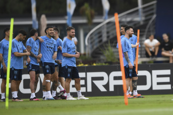 Buenos Aires, Argentina.- En las fotos tomadas el 21 de marzo del 2023, la Selección Argentina realizó su primer entrenamiento, en el predio de la AFA en Ezeiza de cara a los amistosos frente a Panamá y Curazao. El técnico Lionel Scaloni, sumó al ensayo a Claudio Echeverri, promesa de River Plate que defenderá a la Selección Sub 17 en el Sudamericano de la categoría.