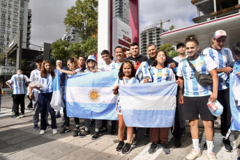 Buenos Aires, Argentina.- In the photos taken on March 23, 2023, the fans wait to enter the El Monumental stadium where the Argentine football team, world champion in Qatar 2022, will celebrate for the first time with the fans minutes before kick-off. start of the friendly match against Panama.