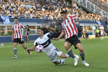 La Plata, Argentina.- In the photos taken on March 19, 2023, during the match between Gimnasia y Esgrima La Plata and Estudiantes de La Plata at the Juan Carmelo Zerillo Stadium, by the Argentine Professional League. Gimnasia y Esgrima made history against Estudiantes, beating them 2-1 after losing at the start and winning the classic after 13 years.