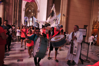 Buenos Aires, Argentina.- In the photos taken on March 12, 2023, some 2,000 faithful Catholics gathered to celebrate 10 years of Francis' papacy. With a call to "seek social peace" in the country and to "leave aside the cracks that separate us", the Church of Buenos Aires celebrated in a colmated basilica of Luján the 10 years of Francis' pontificate, which will be fulfilled this month (13), within the framework of a festive atmosphere that included bombos and batucadas.