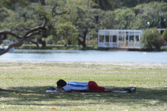 Buenos Aires, Argentina.- In the photos taken on March 7, 2023, it shows the streets of Buenos Aires in the middle of the heat wave. This Tuesday, according to the National Meteorological Service (SMN), the City of Buenos Aires and its surroundings remain under red alert, with partly cloudy skies, an estimated temperature of 23 degrees minimum and 33 degrees maximum.