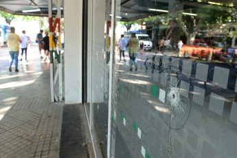 Rosario, Argentina.- En las fotos tomadas el 2 de marzo del 2023, miembros de la policía realizan las respectivas investigaciones tras el ataque contra un comercio propiedad de la familia de Antonela Rocuzzo, esposa de Lionel Messi, así como amenazas de muerte al futbolista. El presidente de Argentina, Alberto Fernández, ha reconocido problemas de seguridad "muy serios" en la ciudad de Rosario, e hizo un llamamiento a "hacer algo por los santafesinos y los rosarinos" porque "son argentinos".