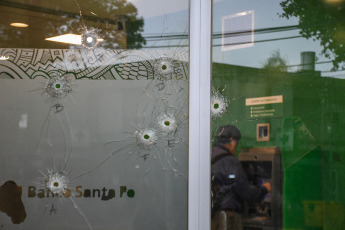 Rosario, Argentina.- En las fotos tomadas el 21 de marzo del 2023, muestra uno de los bancos atacados a tiros en Rosario. Con una diferencia de 24 horas, dos sucursales del Nuevo Banco de Santa Fe fueron baleados. El primer ataque ocurrió el lunes (20) en la ciudad de Villa Gobernador Gálvez y el segundo en la noche de este martes (21) en Granadero Baigorria. En los dos atentados dejaron carteles intimidatorios. Uno de ellos menciona al ex ministro de Seguridad de la provincia Maximiliano Pullaro, a quien tildan de “narco”.