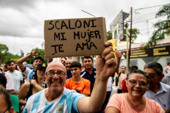 Santiago del Estero, Argentina.- In the photos taken on March 27, 2023, people wait to receive the Argentine National Team in the streets of Santiago del Estero. After the tribute to the champions at the Conmebol headquarters in Luque, Paraguay, the Albiceleste players arrived in Santiago del Estero in advance of the friendly against Curaçao, which will take place from 8:30 p.m. (local time) this Tuesday in the Unique Mother of Cities Stadium.