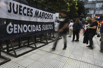 Buenos Aires, Argentina.- En las fotos tomadas el 29 de marzo del 2023, el padre Paco Olivera, dio una misa multitudinaria frente al palacio de Tribunales para denunciar la "proscripción" de la vicepresidenta, Cristina Fernández. Olivera, de 58 años, junto con activistas por los derechos humanos y veteranos de la guerra de Malvinas llevan cinco días en huelga de hambre como una forma de cargar contra el máximo tribunal del país.