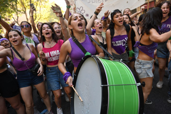 Buenos Aires, Argentina.- En las fotos tomadas el 8 de marzo del 2023, muestra la marcha por el Día Internacional de la Mujer en Buenos Aires, Argentina. Agrupaciones feministas, políticas y sociales conmemoran en todo el país el Día Internacional de la Mujer (8M) con diferentes movilizaciones, actos y otras actividades, entre ellas la concentración en el Congreso de la Nación.