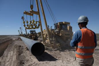 Neuquén, Argentina.- In the photos taken on March 28, 2023, the Vaca Muerta Gas Pipeline shows, which in the first two months of the year, already generated exports for almost 411 million dollars. Last February, 2.18 million barrels of oil were exported from Neuquén, equivalent to 24% of the provincial production, reported the Ministry of Energy. Thus, in the first two months of the year, 22% of the total oil produced in the province and 9% of the gas were exported, generating 410.9 million dollars.