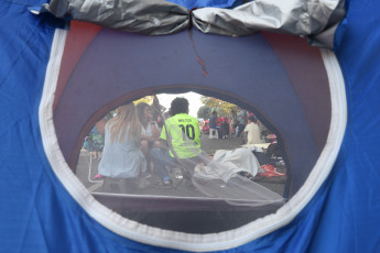 Buenos Aires, Argentina.- En las fotos tomadas el 14 de marzo del 2023, organizaciones agrupadas en la Unidad Piquetera (UP) mantienen un acampe frente al Ministerio de Desarrollo Social, en pleno centro de Buenos Aires, en protesta por los recortes en el plan Potenciar Trabajo. La medida de fuerza se mantendrá, al menos, hasta el miércoles próximo.