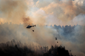 Rio Negro, Argentina.- In the photos taken on March 6, 2022, firefighters try to contain the flames of a forest fire in El Bolsón, in the province of Río Negro. They suspect that the fire would have started intentionally, for which there is a detainee, according to the government of Río Negro. The gusts of wind contributed so that in a few minutes the fire reached various sectors of a hill, near popular neighborhoods