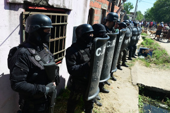 Rosario, Argentina.- En las fotos tomadas el 6 de marzo del 2023, durante los incendentes de la policía con vecinos que buscaban atacar la vivienda de las personas implicadas en la muerte de un nene de 11 años que recibió un disparo en su cabeza y perdió la vida. Un hombre sospechoso de haber sido quien disparó este domingo contra un grupo de personas y mató al niño, fue detenido junto a sus dos hijos en una vivienda del barrio Los Pumas, hasta donde se acercó un numeroso grupo de vecinos que atacó el frente de la propiedad a palazos y martillazos tras denunciar que allí funcionaba un "búnker narco".