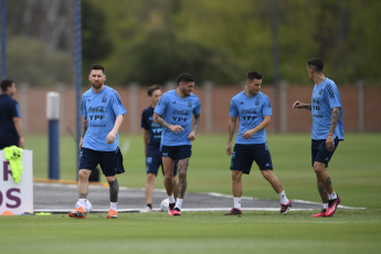 Buenos Aires, Argentina.- In the photos taken on March 21, 2023, the Argentine National Team held its first training session, at the AFA stadium in Ezeiza ahead of the friendlies against Panama and Curaçao. Coach Lionel Scaloni added Claudio Echeverri, a promise from River Plate who will defend the Under 17 National Team in the South American category, to the rehearsal.