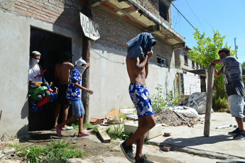 Rosario, Argentina.- In the photos taken on March 6, 2023, during the incidents of the police with neighbors who sought to attack the home of the people involved in the death of an 11-year-old boy who was shot in the head and he lost his life. A man suspected of being the one who shot a group of people this Sunday and killed the child, was arrested along with his two children in a house in the Los Pumas neighborhood, to where a large group of neighbors approached who attacked the front of the property with shovels and hammers after denouncing that a "narco bunker" operated there.