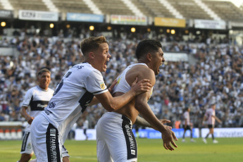 La Plata, Argentina.- In the photos taken on March 19, 2023, during the match between Gimnasia y Esgrima La Plata and Estudiantes de La Plata at the Juan Carmelo Zerillo Stadium, by the Argentine Professional League. Gimnasia y Esgrima made history against Estudiantes, beating them 2-1 after losing at the start and winning the classic after 13 years.