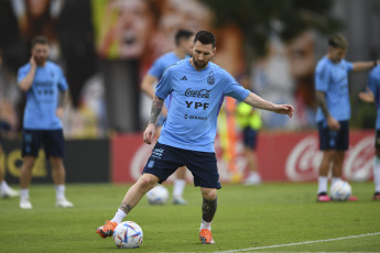 Buenos Aires, Argentina.- En las fotos tomadas el 21 de marzo del 2023, la Selección Argentina realizó su primer entrenamiento, en el predio de la AFA en Ezeiza de cara a los amistosos frente a Panamá y Curazao. El técnico Lionel Scaloni, sumó al ensayo a Claudio Echeverri, promesa de River Plate que defenderá a la Selección Sub 17 en el Sudamericano de la categoría.