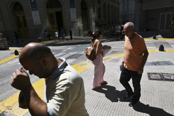 Buenos Aires, Argentina.- En las fotos tomadas el 9 de marzo del 2023, muestra las calles de Buenos Aires en medio de la ola de calor que afecta el país. Argentina atraviesa este año el verano más tórrido del que se tiene registro, con temperaturas récord y falta de lluvias que dañan la agricultura y mantienen al país bajo alerta meteorológica, según reportes oficiales.