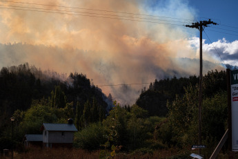 Rio Negro, Argentina.- In the photos taken on March 6, 2022, firefighters try to contain the flames of a forest fire in El Bolsón, in the province of Río Negro. They suspect that the fire would have started intentionally, for which there is a detainee, according to the government of Río Negro. The gusts of wind contributed so that in a few minutes the fire reached various sectors of a hill, near popular neighborhoods