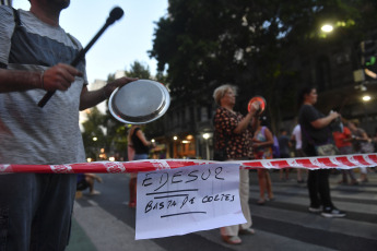 Buenos Aires, Argentina.- In the photos taken on March 14, 2023, residents of different neighborhoods of Buenos Aires took to the streets to protest against the power outages that affect almost 150,000 homes, according to data from the National Regulatory Entity of the Electricity (ENRE). The cuts occur in the middle of a heat wave that this Tuesday registered a thermal sensation that exceeded 42.4 degrees in the Metropolitan Area of Buenos Aires.