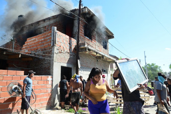 Rosario, Argentina.- En las fotos tomadas el 6 de marzo del 2023, durante los incendentes de la policía con vecinos que buscaban atacar la vivienda de las personas implicadas en la muerte de un nene de 11 años que recibió un disparo en su cabeza y perdió la vida. Un hombre sospechoso de haber sido quien disparó este domingo contra un grupo de personas y mató al niño, fue detenido junto a sus dos hijos en una vivienda del barrio Los Pumas, hasta donde se acercó un numeroso grupo de vecinos que atacó el frente de la propiedad a palazos y martillazos tras denunciar que allí funcionaba un "búnker narco".