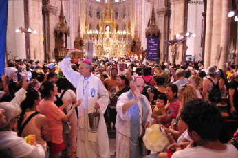 Buenos Aires, Argentina.- In the photos taken on March 12, 2023, some 2,000 faithful Catholics gathered to celebrate 10 years of Francis' papacy. With a call to "seek social peace" in the country and to "leave aside the cracks that separate us", the Church of Buenos Aires celebrated in a colmated basilica of Luján the 10 years of Francis' pontificate, which will be fulfilled this month (13), within the framework of a festive atmosphere that included bombos and batucadas.