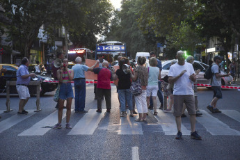 Buenos Aires, Argentina.- En las fotos tomadas el 14 de marzo del 2023, vecinos de diferentes barrios de Buenos Aires salieron a la calle para protestar contra los cortes de luz que afectan a casi 150.000 hogares, según datos del Ente Nacional Regulador de la Electricidad (ENRE). Los cortes se producen en medio de una ola de calor que este martes registró una sensación térmica que superó los 42.4 grados en el Área Metropolitana de Buenos Aires.