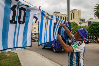 Santiago del Estero, Argentina.- In the photos taken on March 27, 2023, people wait to receive the Argentine National Team in the streets of Santiago del Estero. After the tribute to the champions at the Conmebol headquarters in Luque, Paraguay, the Albiceleste players arrived in Santiago del Estero in advance of the friendly against Curaçao, which will take place from 8:30 p.m. (local time) this Tuesday in the Unique Mother of Cities Stadium.