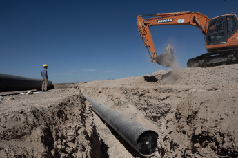 Neuquén, Argentina.- En las fotos tomadas el 28 de marzo del 2023, muestra el Gasoducto el Gasoducto Vaca Muerta que en los primeros dos meses del año, ya generó exportaciones por casi 411 millones de dólares. En febrero último se exportaron 2,18 millones de barriles de petróleo desde Neuquén, equivalentes al 24