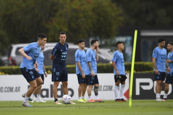 Buenos Aires, Argentina.- In the photos taken on March 21, 2023, the Argentine National Team held its first training session, at the AFA stadium in Ezeiza ahead of the friendlies against Panama and Curaçao. Coach Lionel Scaloni added Claudio Echeverri, a promise from River Plate who will defend the Under 17 National Team in the South American category, to the rehearsal.