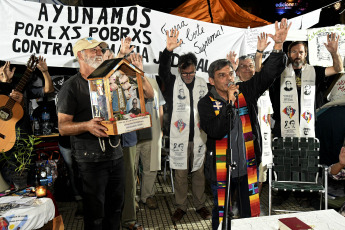 Buenos Aires, Argentina.- In the photos taken on March 29, 2023, Father Paco Olivera gave a mass mass in front of the Palace of Courts to denounce the "proscription" of the vice president, Cristina Fernández. Olivera, 58, along with human rights activists and Malvinas war veterans, have been on a hunger strike for five days as a way of charging against the country's highest court.