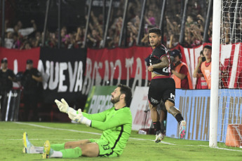 Rosario, Argentina.- En las fotos tomadas el 20 de marzo del 2023, durante el partido entre San Lorenzo y Newell’s en el Estadio Marcelo Bielsa en un partido válido por la octava fecha de la Liga Profesional Argentina. San Lorenzo dejó el liderazgo en el torneo al perder en Rosario frente al local Newell's por 1-0. El conjunto 'rojinegro' se quedó con los tres puntos a partir de la conquista obtenida por el atacante paraguayo Jorge Recalde, a los 32 minutos de la segunda etapa.