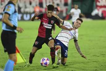 Rosario, Argentina.- En las fotos tomadas el 20 de marzo del 2023, durante el partido entre San Lorenzo y Newell’s en el Estadio Marcelo Bielsa en un partido válido por la octava fecha de la Liga Profesional Argentina. San Lorenzo dejó el liderazgo en el torneo al perder en Rosario frente al local Newell's por 1-0. El conjunto 'rojinegro' se quedó con los tres puntos a partir de la conquista obtenida por el atacante paraguayo Jorge Recalde, a los 32 minutos de la segunda etapa.