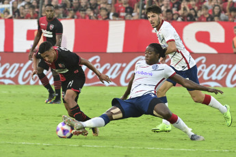 Rosario, Argentina.- En las fotos tomadas el 20 de marzo del 2023, durante el partido entre San Lorenzo y Newell’s en el Estadio Marcelo Bielsa en un partido válido por la octava fecha de la Liga Profesional Argentina. San Lorenzo dejó el liderazgo en el torneo al perder en Rosario frente al local Newell's por 1-0. El conjunto 'rojinegro' se quedó con los tres puntos a partir de la conquista obtenida por el atacante paraguayo Jorge Recalde, a los 32 minutos de la segunda etapa.