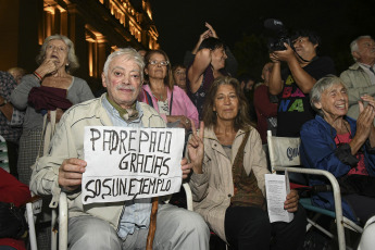 Buenos Aires, Argentina.- In the photos taken on March 29, 2023, Father Paco Olivera gave a mass mass in front of the Palace of Courts to denounce the "proscription" of the vice president, Cristina Fernández. Olivera, 58, along with human rights activists and Malvinas war veterans, have been on a hunger strike for five days as a way of charging against the country's highest court.