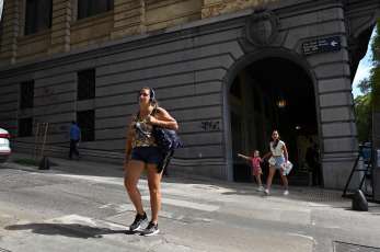 Buenos Aires, Argentina.- En las fotos tomadas el 9 de marzo del 2023, muestra las calles de Buenos Aires en medio de la ola de calor que afecta el país. Argentina atraviesa este año el verano más tórrido del que se tiene registro, con temperaturas récord y falta de lluvias que dañan la agricultura y mantienen al país bajo alerta meteorológica, según reportes oficiales.