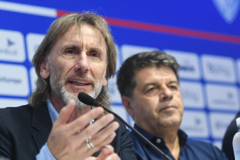 Buenos Aires, Argentina.- In the photos taken on March 9, 2023, Ricardo Gareca (left) was presented as Vélez's coach, in his second cycle at the club, and will debut on Monday (13) against Martín Palermo's Platense, for the seventh date of the Professional Football League (LPF).